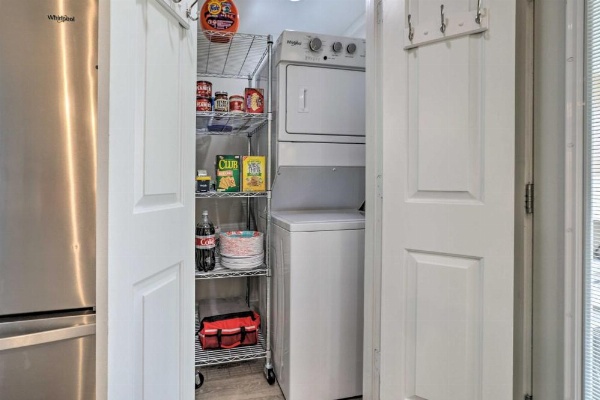 Dog-Friendly Galveston Home - Walk to Beach! image 13