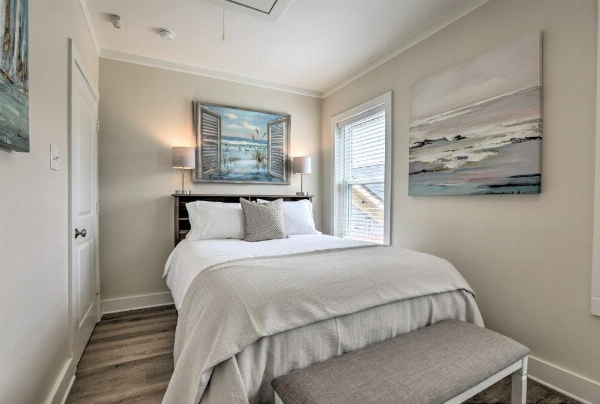 Dog-Friendly Galveston Home - Walk to Beach! image 15