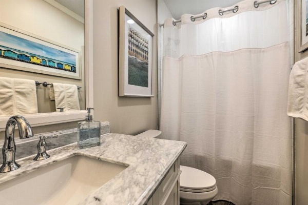 Dog-Friendly Galveston Home - Walk to Beach! image 17