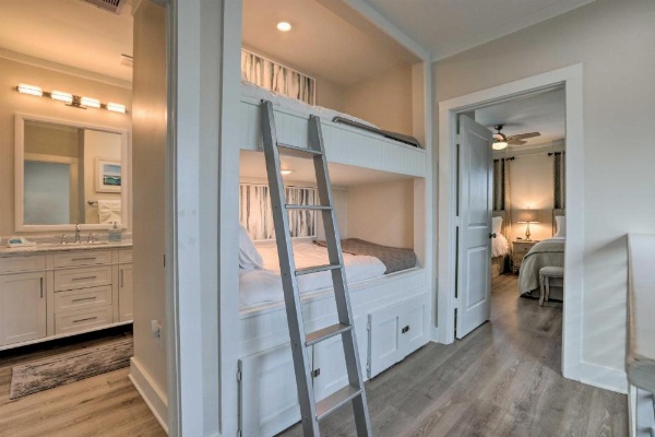 Dog-Friendly Galveston Home - Walk to Beach! image 21