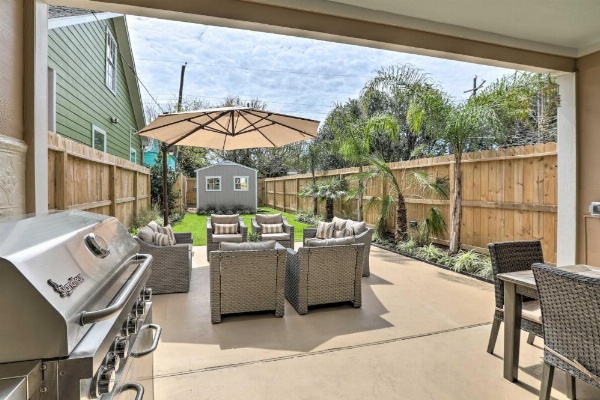 Dog-Friendly Galveston Home - Walk to Beach! image 23